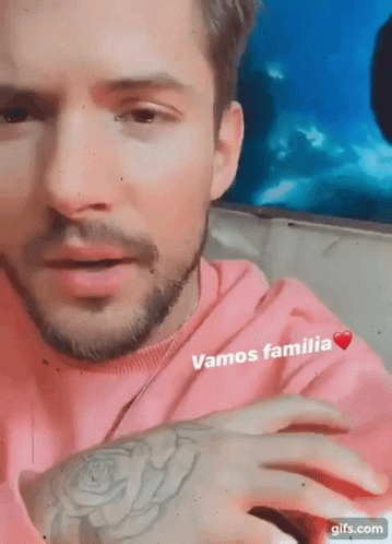 Carlos Right Vamos Familia GIF - Carlos Right Vamos Familia Blow Kiss - Discover & Share GIFs
