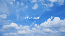 a blue sky with white clouds and the words itzzdxda