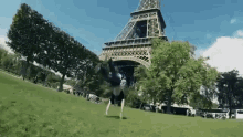 сальто прыжок париж эйфелева башня иду бегу GIF - Flip Somersault Paris GIFs