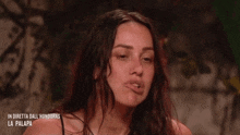 a woman making a funny face with the words in diretta dall honduras la palapa on the bottom