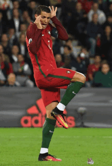 Cristiano Ronaldo rebola em treino de Portugal on Make a GIF