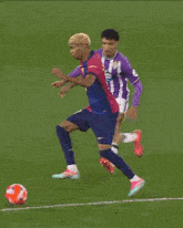 a soccer player with the number 21 on his back