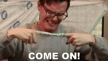 Come On Trying To Break Free GIF - Come On Trying To Break Free Chinese Finger Trap GIFs