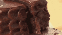 a close up of a piece of chocolate cake with the words eu quero bolo written on it