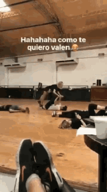 a group of people are laying on the floor in a gym with the caption ' hahahaha como te quiero valen '