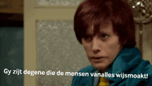 a woman with red hair and the words gy zijt degene die de mensen van alles wijsmoakt