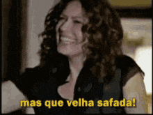 a woman is smiling with the words mas que velha safada