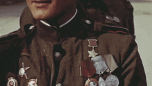 a man in a military uniform has several medals on his shoulder including one that says " va utrakh "