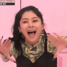 a woman is making a funny face in front of a sign that says ' oii ' on it
