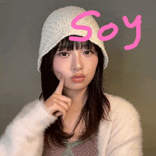 a woman wearing a white hat with the word soy written in pink
