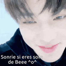 a close up of a person 's face with the words sonrie si eres solo de beee written above it