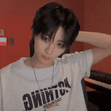 a person wearing a white shirt that says " oiiitoi " on it