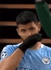 Aguero Hold Up GIF - Aguero Hold Up Wait A Minute GIFs