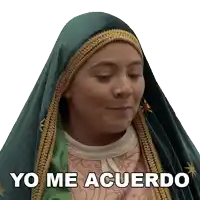 a woman wearing a green veil with the words yo me acuerdo written on it
