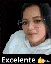 a woman wearing glasses and a white hoodie with the words " excelente " below her