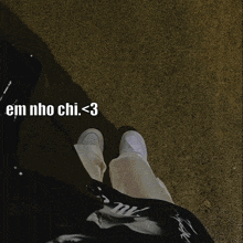 a person 's feet are shown with the words em nho chi < 3 on the bottom