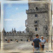 a picture of two men standing in front of a castle with the caption " frases e sentimentos " on the bottom