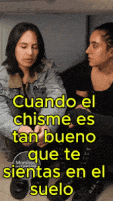 two women are sitting next to each other with the words " cuando el chisme es tan bueno que te sientas en el suelo "