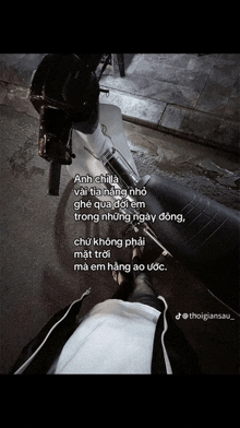 a picture of a person sitting on a motorcycle with a caption in another language