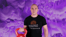 a man wearing a black t-shirt that says красивый маркетинг
