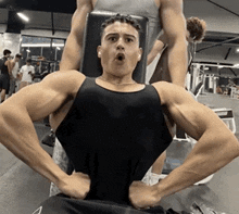 Bodybuilder Biceps GIF - Bodybuilder Biceps Flexing GIFs