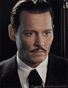 Johnny Depp Murder On The Orient Express GIF - Johnny Depp Murder On The Orient Express Edward Ratchett GIFs
