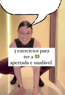 a woman squatting in front of a sign that says 3 exercicios para ter a apertada e saudavel