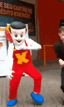 a mascot is dancing in front of a sign that says seu cartão de