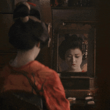Looking In The Mirror Ling Yi GIF - Looking In The Mirror Ling Yi 1899 GIFs