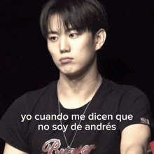 a young man wearing a black shirt with the words yo cuando me dicen que no soy de andres on the front