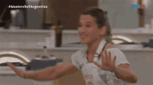 Corriendo Paola Pareto GIF - Corriendo Paola Pareto Masterchef Argentina GIFs