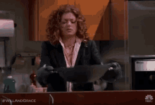 Will And Grace Debra Messing GIF - Will And Grace Debra Messing Shake GIFs