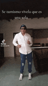 a man is dancing in a living room with a caption that says se tumismo vivela que es una sola on it