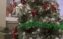 크리스마스 트리 나무 GIF - K Drama Decorating Christmas Tree GIFs
