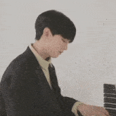 Ravn Youngjo GIF - Ravn Youngjo Piano GIFs