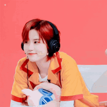 a girl wearing headphones has a speech bubble with chinese characters on it