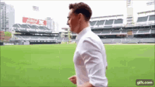 Tom Hiddleston Danse GIF - Tom Hiddleston Danse Dance GIFs