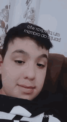 a young boy is sitting on a couch with a caption that says " eitw rexpeta um membro do squad "