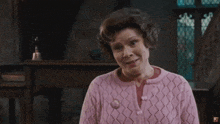 a woman in a pink sweater says jeg tor vaedde på