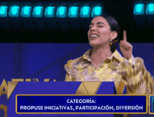 a woman is giving the middle finger in front of a sign that says " categoria "