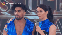 a man and a woman standing next to each other with eltrecetv.com written on the bottom