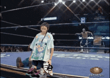 a person in a wrestling ring with the word deportes on the bottom