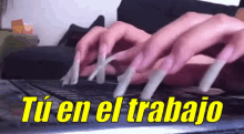 Mujer En El Trabajo Con Uñas Largas GIF - Finger Nails Unas Largas Computadora GIFs