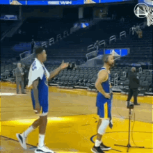 Stephen Curry Bazemore Prank GIF - Stephen Curry Bazemore Prank Prank GIFs