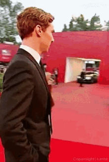 Benedict Cumberbatch Pose GIF - Benedict Cumberbatch Pose Red Carpet GIFs