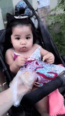 Eating Baby Cute Baby GIF - Eating Baby Cute Baby Natha De Coco GIFs
