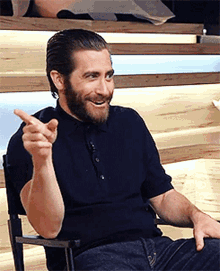 thats it right there pointing smiling jake gyllenhaal