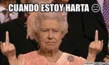 a picture of queen elizabeth giving the middle finger with cuando estoy harta written below her