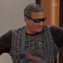 Apuntando Hector Enrique GIF - Apuntando Hector Enrique Master Chef Argentina GIFs