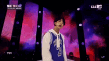 a man wearing a number 21 jersey is on stage
